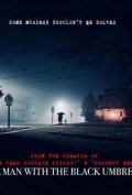 Человек с черным зонтом